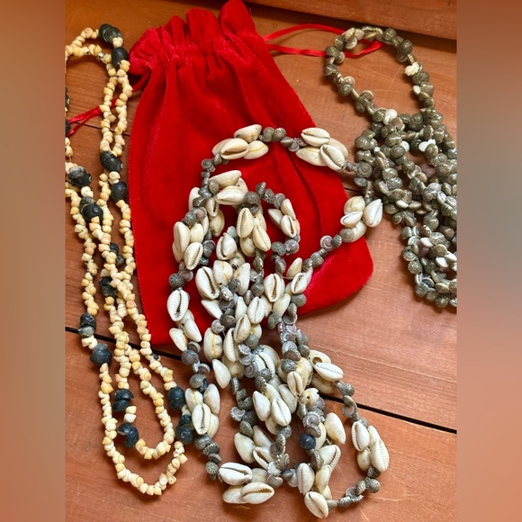 Vintage Hawaiian Shell Necklace Set 3 Cowrie & Puka Strands in Red Velvet Pouch - Picture 1 of 7